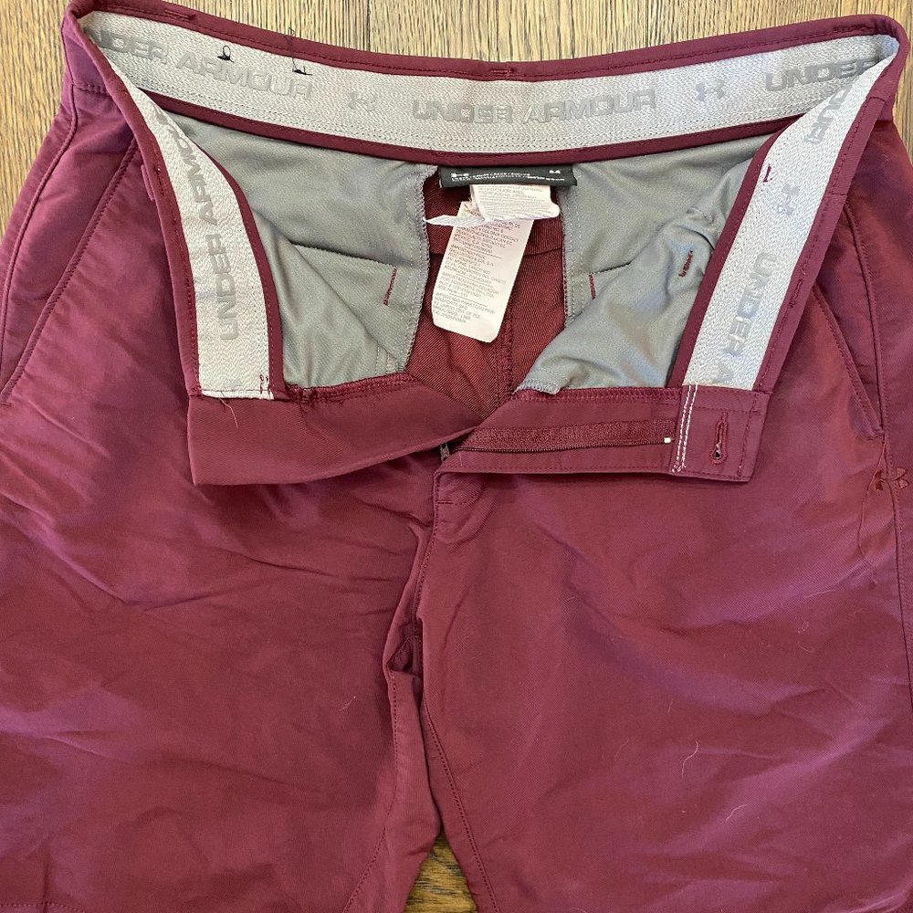 Under Armour Loose Heatgear Size 34 Maroon